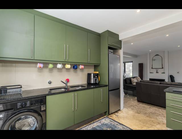 2 BEDROOM FREEHOLD TO LET IN KENRIDGE